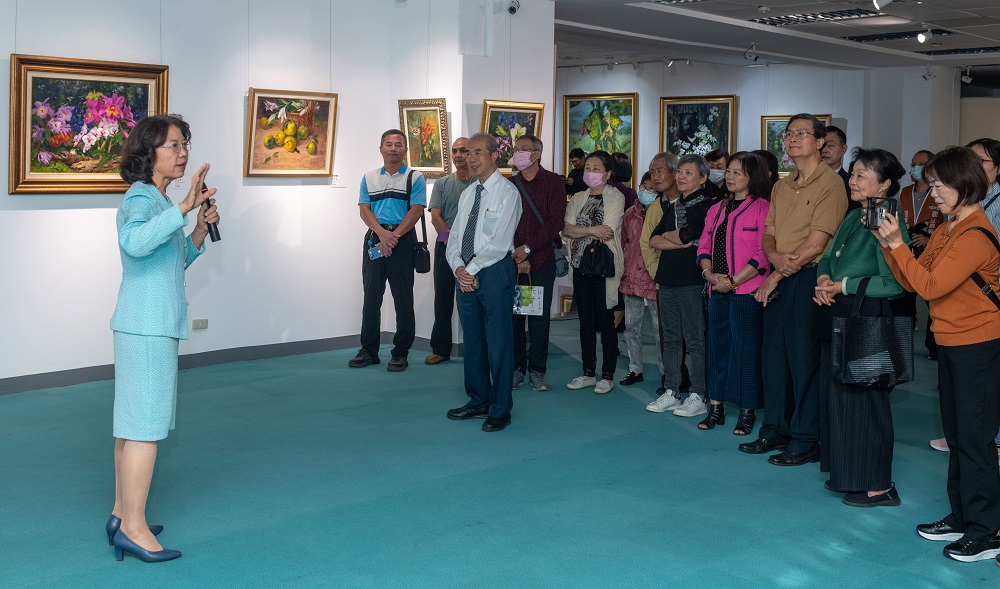 黃美賢副教授為導覽觀眾介紹作品