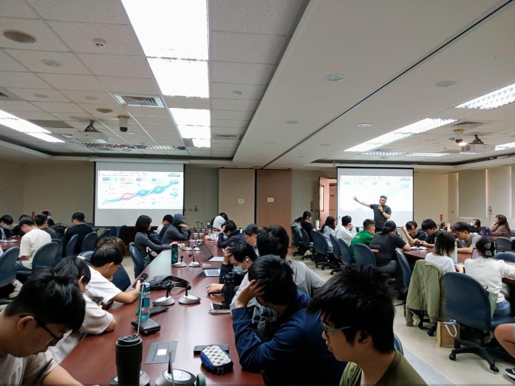 精誠集團智慧資安副總陳勇君演說與互動