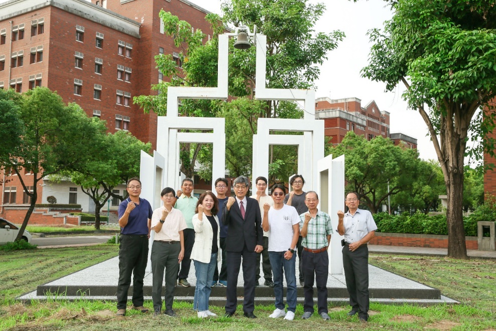 校長孫惠民與本校總務處團隊合照