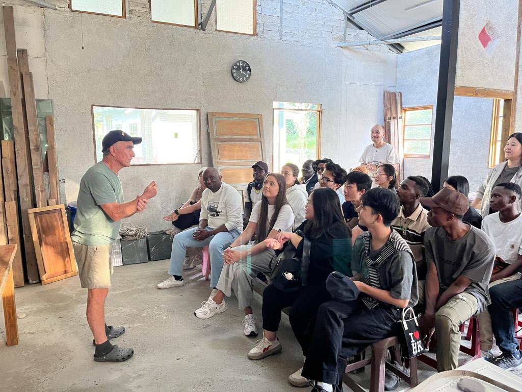 John Lamorie介紹六龜大茉莉休閒農場紙磚製作經驗