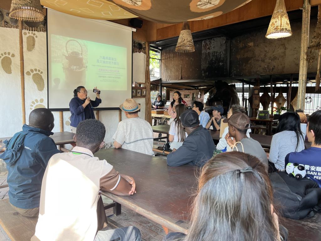 李婉玲執行長介紹寶來檨仔腳的人文歷史和社區發展經驗