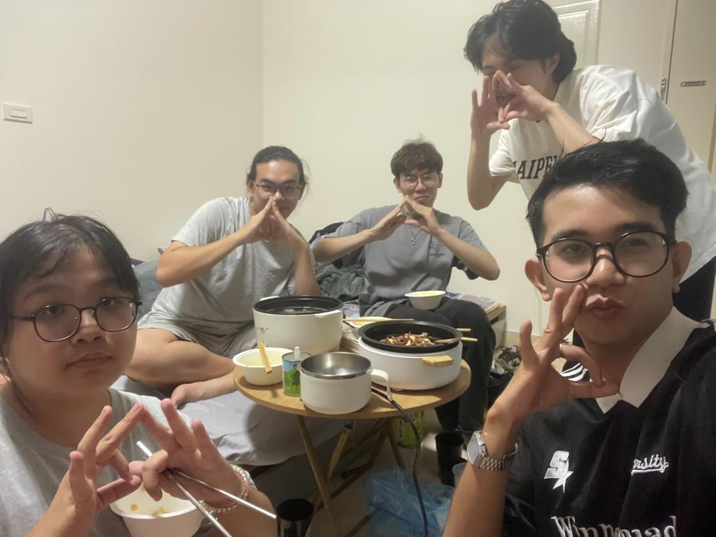 Carl Ivan Baleros的學習夥伴邀請他到家中作客，一同體驗中秋節文化