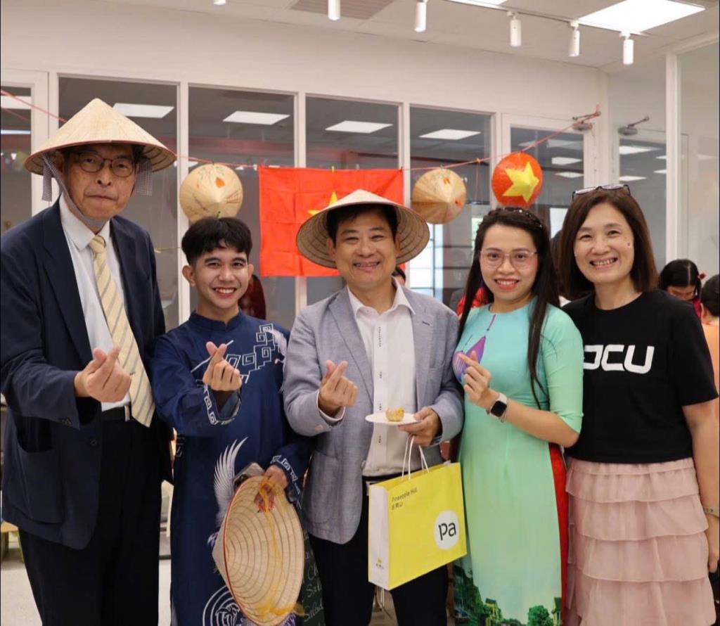 Carl Ivan Baleros參與國際週活動，因他曾經到越南留學，因此參與越南擺攤