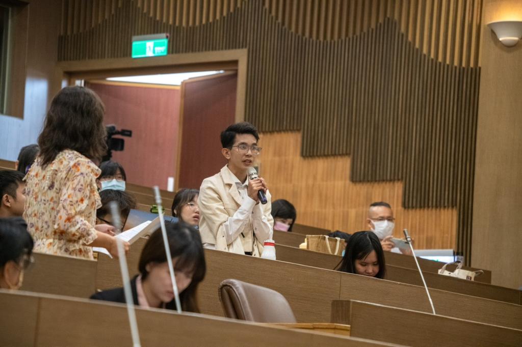 Carl Ivan Baleros第一次在長榮大學演講，他表示第一次來校交換時他很拘謹，因此第二次來台他決定做出改變，抱著開放的心胸重新體驗留學生活