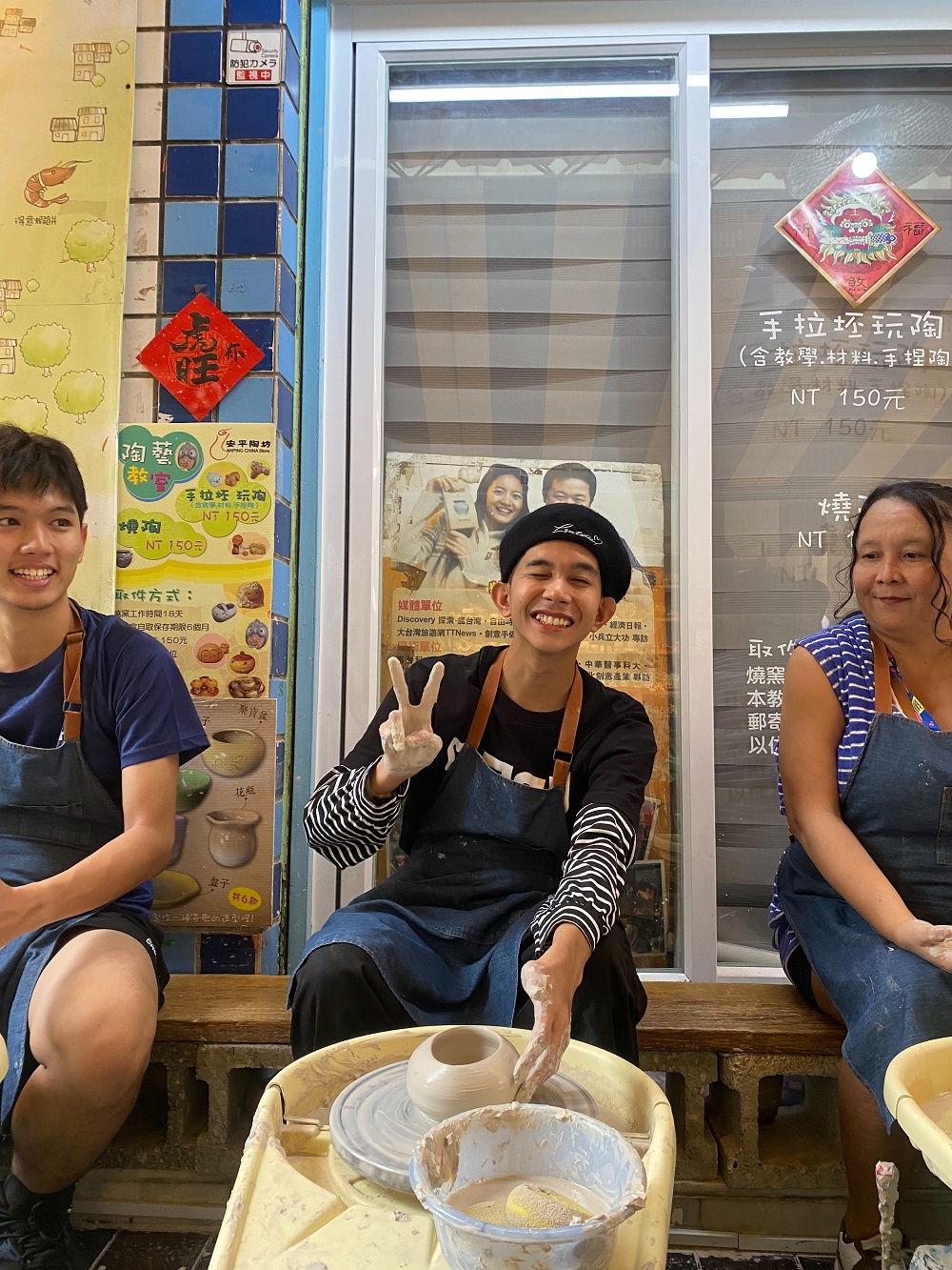 Carl Ivan Baleros和媽媽Marissa“Isay”Baleros（右）及學習夥伴David Hi（左）體驗手捏陶DIY