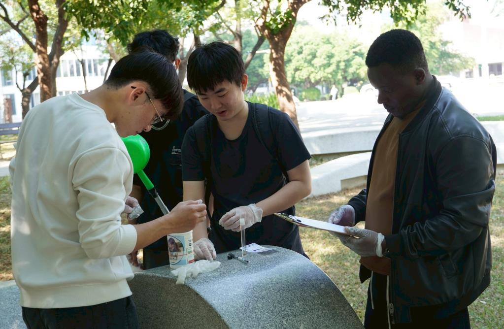 第8組使用手套取藥片