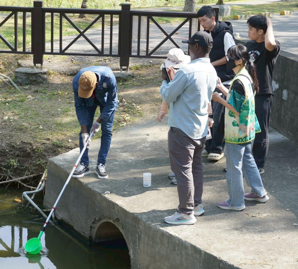 第5組同學取水採樣