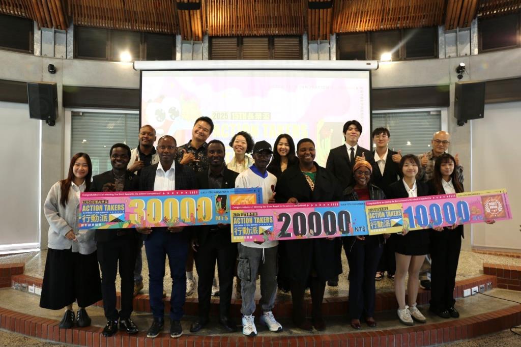 獲獎隊伍與評審合照