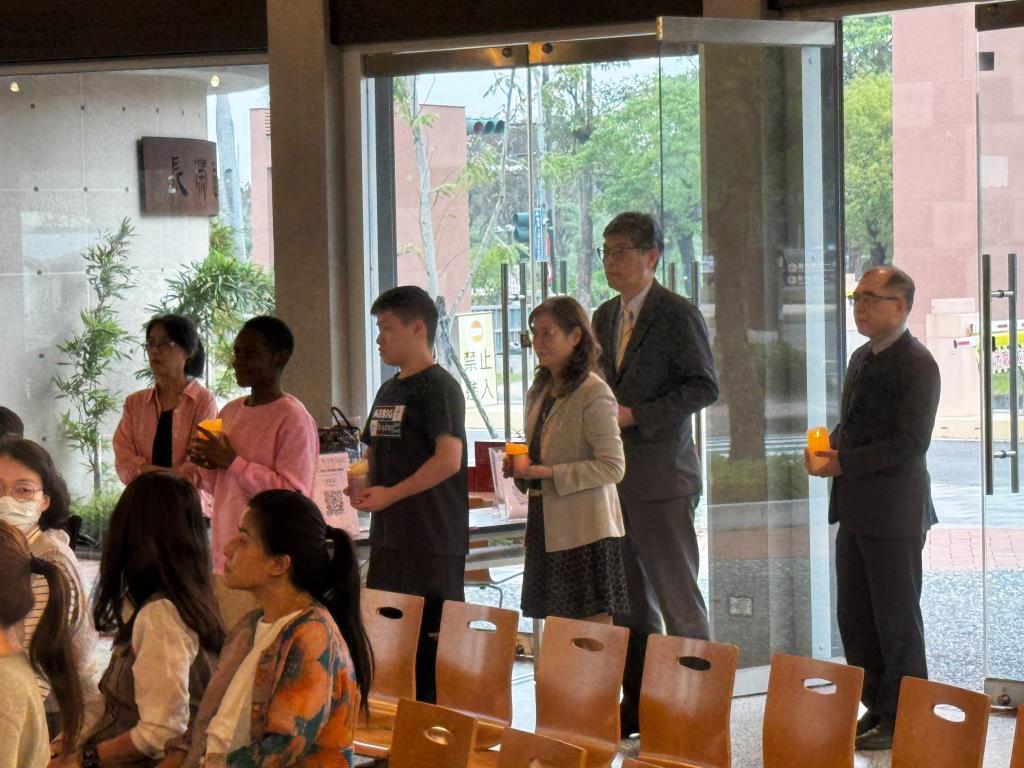 師生預備點燭進場