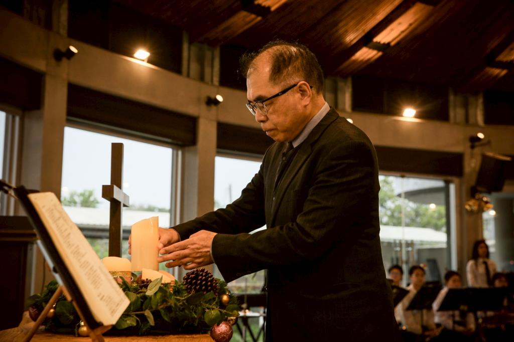 陳信良董事長點亮基督之蠟燭
