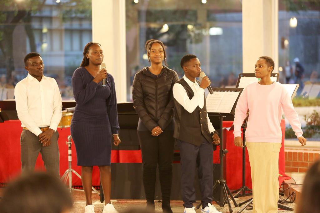 英文團契帶領歌唱