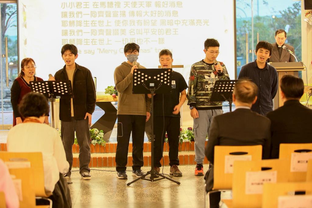 青草地團契獻詩