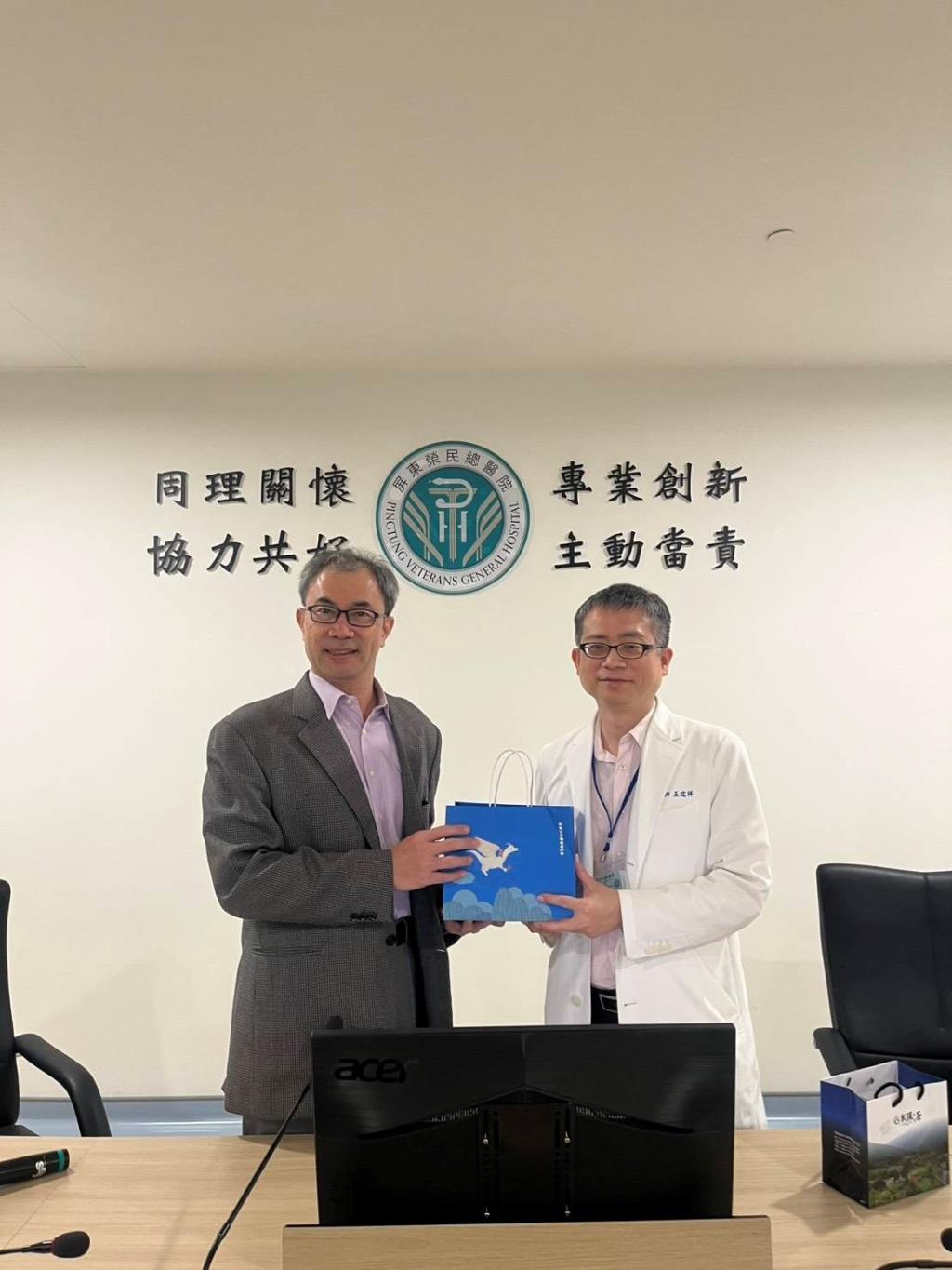 林文德老師（左）與王瑞祥院長（右）合影