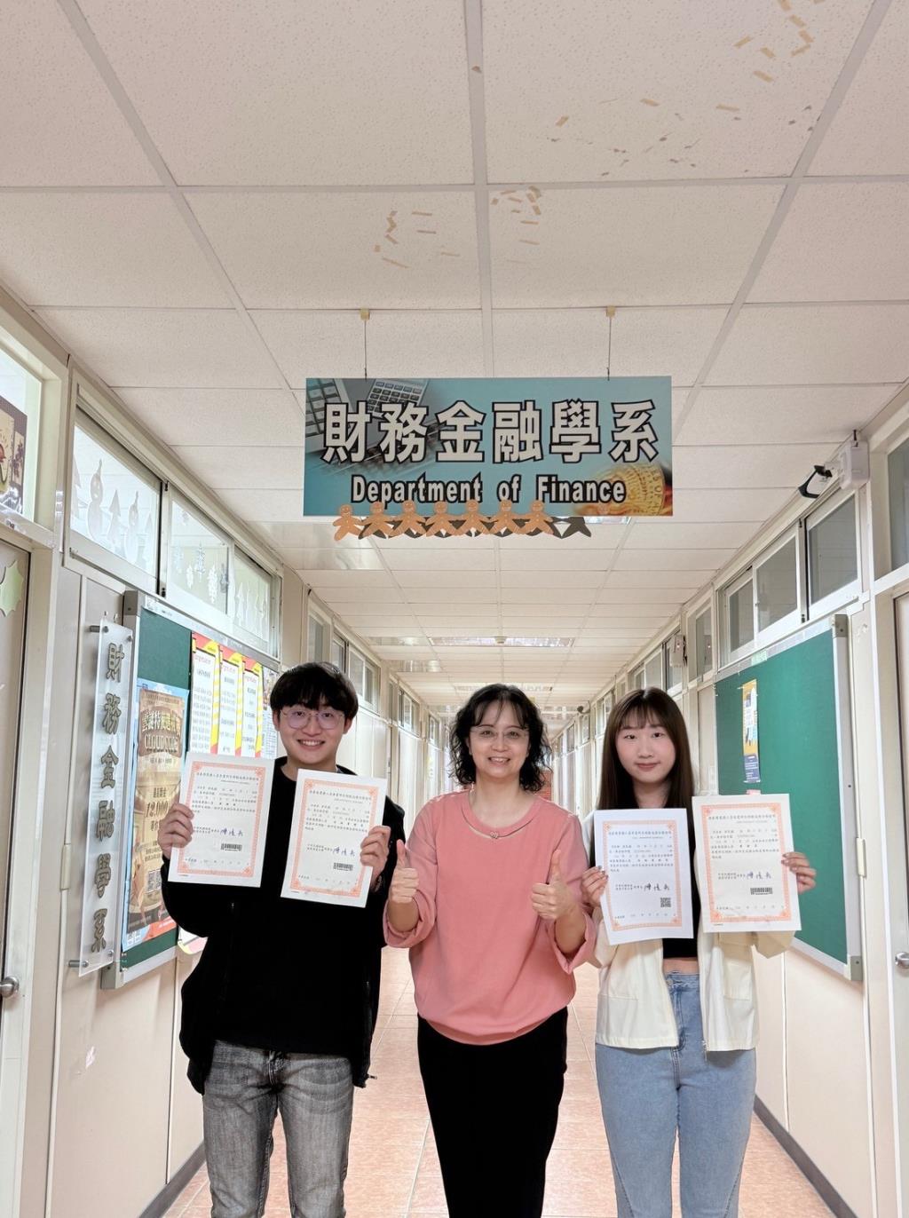 許晉齊與梁芸禎同學於大一階段即考取高級業務員證照