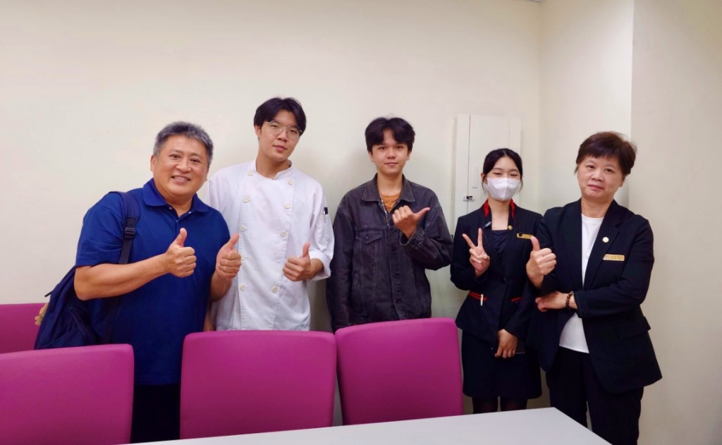 潘思勤老師（左1）在台北圓山大飯店訪視實習生林家豪（左2）