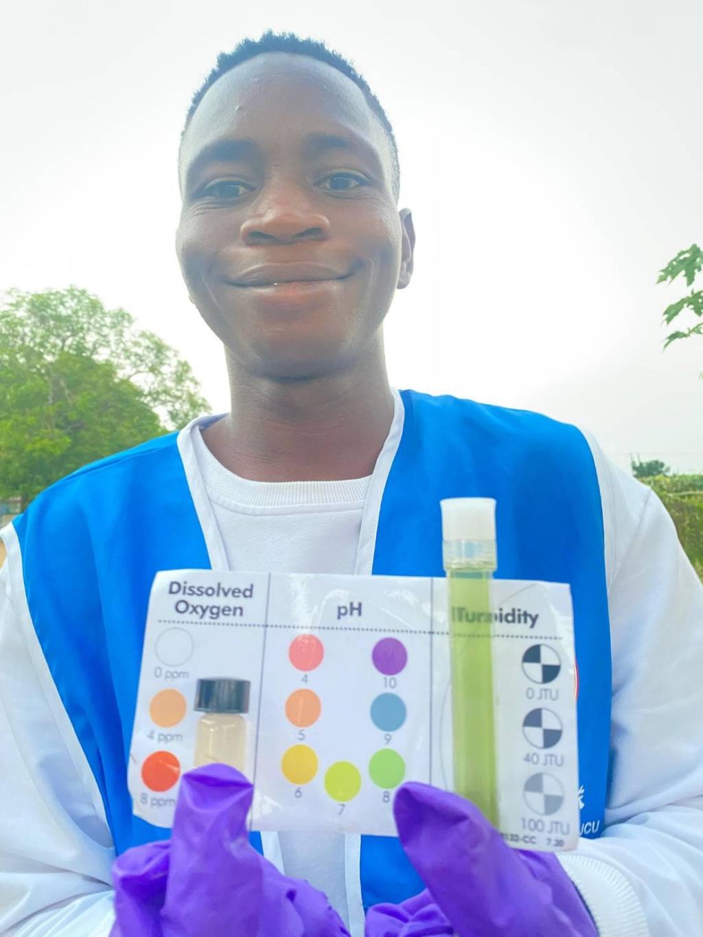 長榮大學河川巡守隊Mathias做水質監測