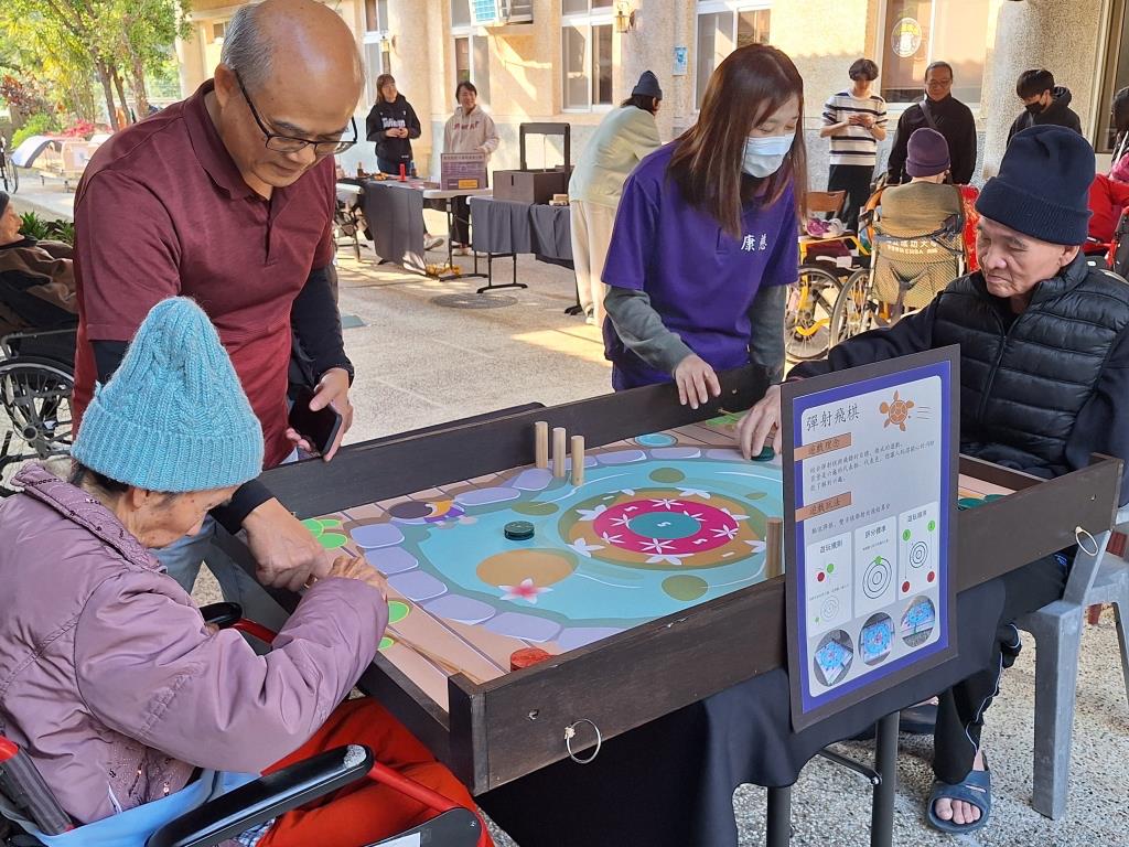 長榮大學師生至康慈老人長照中心陪伴長者