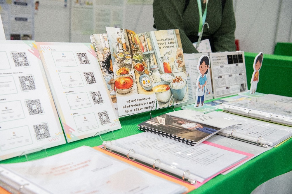 長榮大學「智慧健康人文跨域計畫：AI+與新臺客的相遇」擺設攤位展現計畫成果