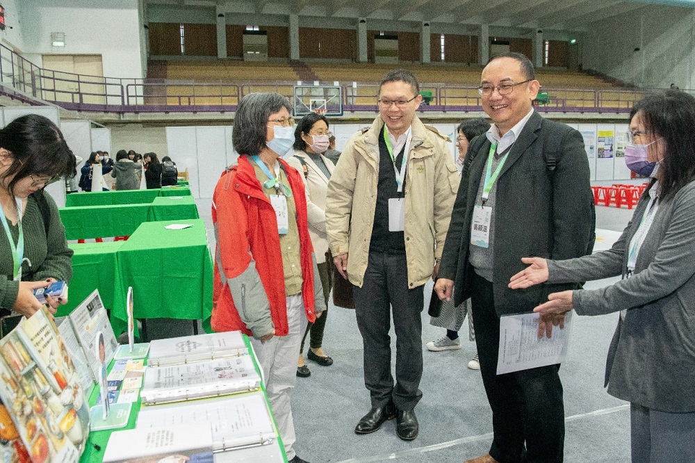 教育部資訊及科技教育司吳穎沺司長（右二）親臨與本校教師就學生成果進行意見交流，並給予指導與鼓勵，使本校師生獲益良多