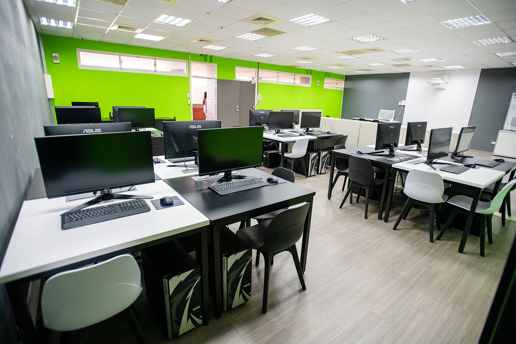 資設院建置「合頂石教室」，為學生提供進行AI、電腦視覺、大數據及智慧物聯網等深度學習環境。