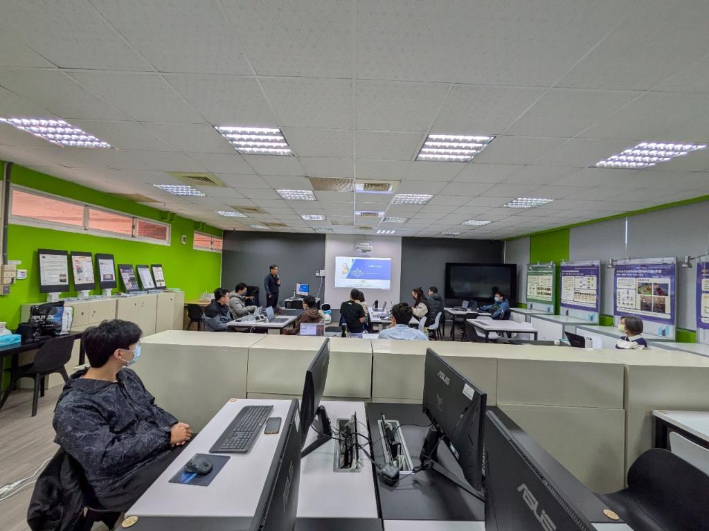 資設院建置「合頂石教室」，為學生提供進行AI、電腦視覺、大數據及智慧物聯網等深度學習環境。