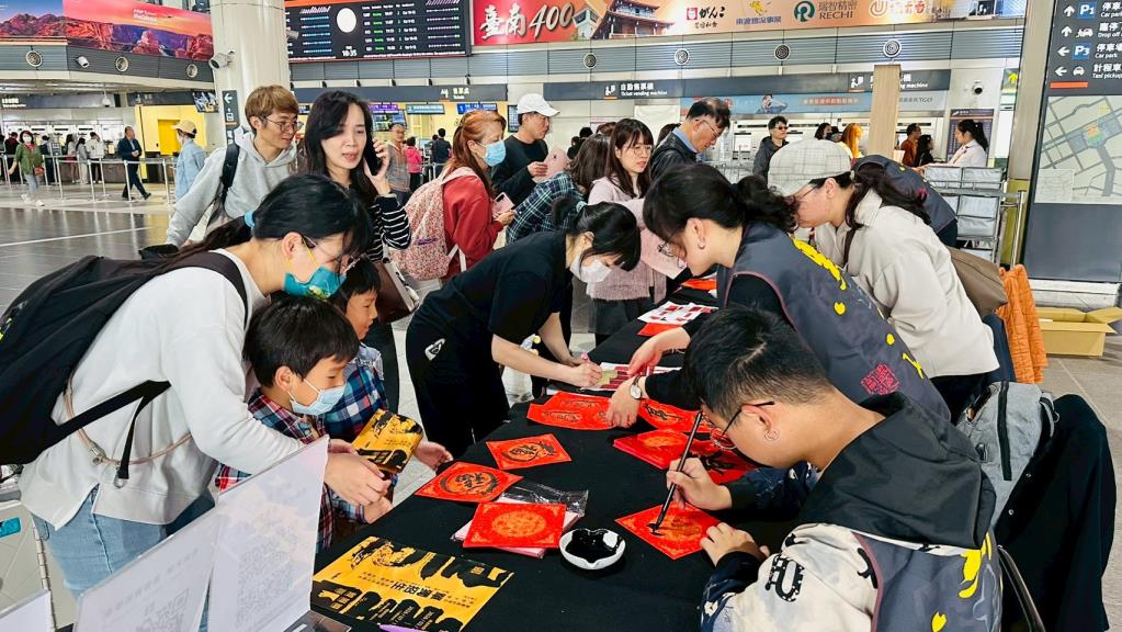 高鐵臺南場活動現場師生與往來旅客熱情互動