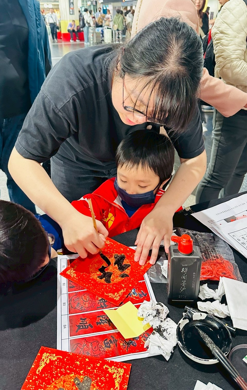 書畫系同學引導小朋友體驗春聯書寫樂趣