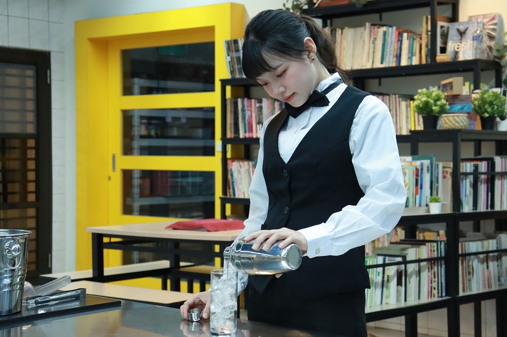 「能在客人還沒開口前，預先察覺需求並提供所需，就是我想做到的服務境界。」 觀餐系蔡佩均於「雲品溫泉酒店」實習