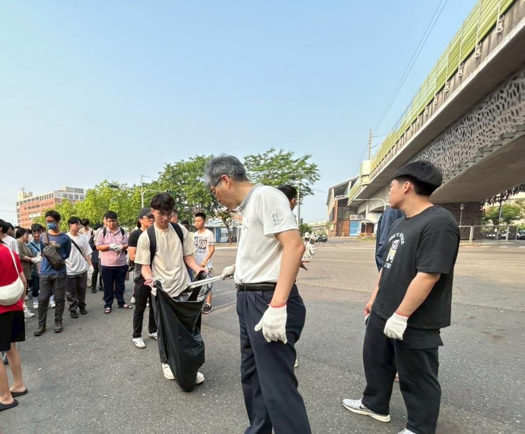 用雙腳愛地球！師生齊聚大潭社區淨走響應世界地球日