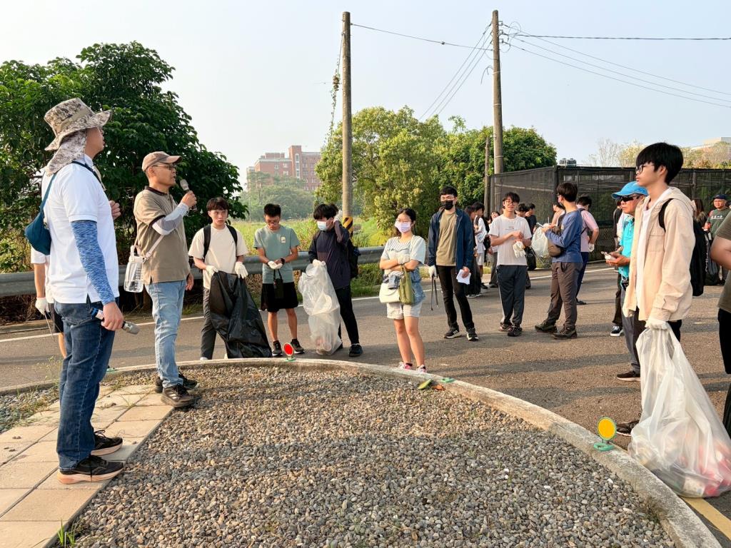 用雙腳愛地球！師生齊聚大潭社區淨走響應世界地球日