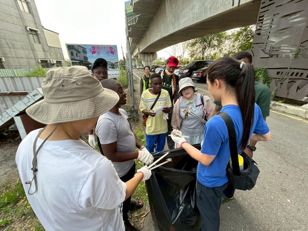 用雙腳愛地球！師生齊聚大潭社區淨走響應世界地球日