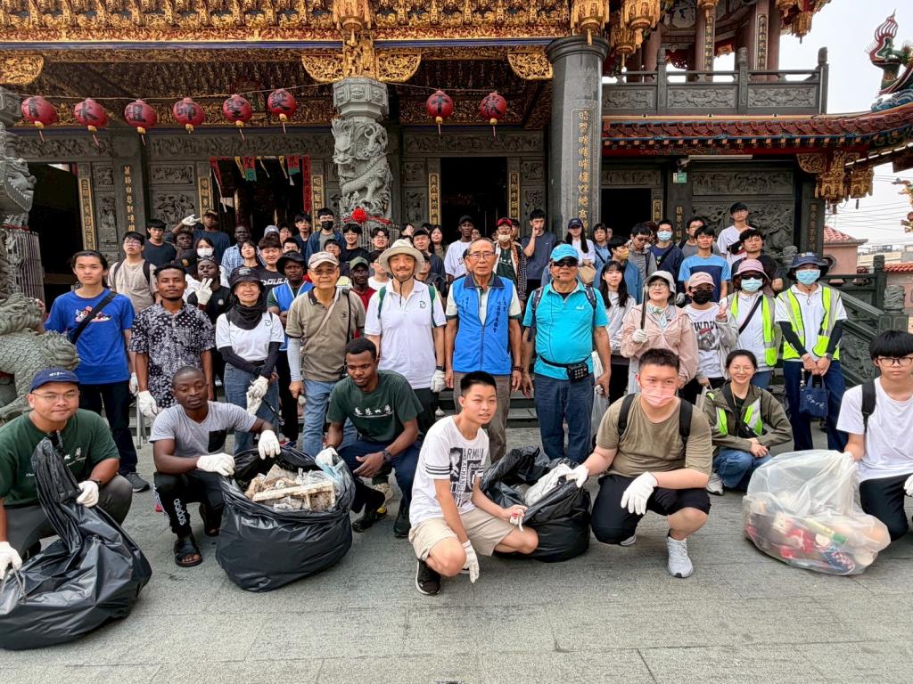 用雙腳愛地球！師生齊聚大潭社區淨走響應世界地球日