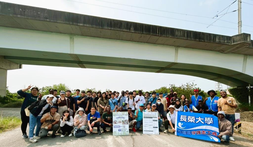 用雙腳愛地球！師生齊聚大潭社區淨走響應世界地球日