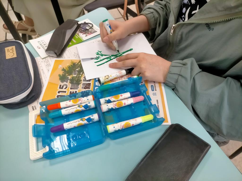撕紙療癒找回專注！健康心理學工作坊帶大學生畫出專屬「生命樹」
