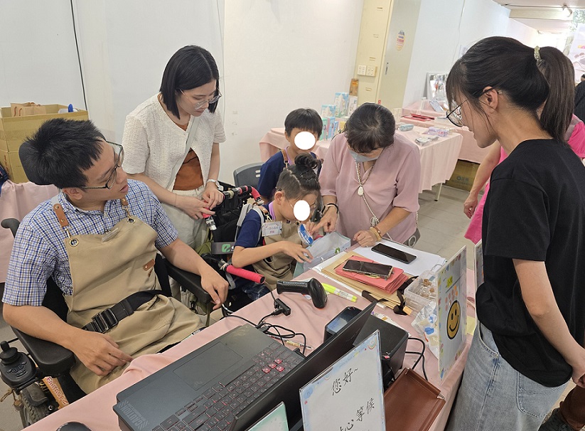 大手牽小手，校園裡的暖心轉銜課！長榮大學特教生化身店長，帶領國小身障童體驗職場
