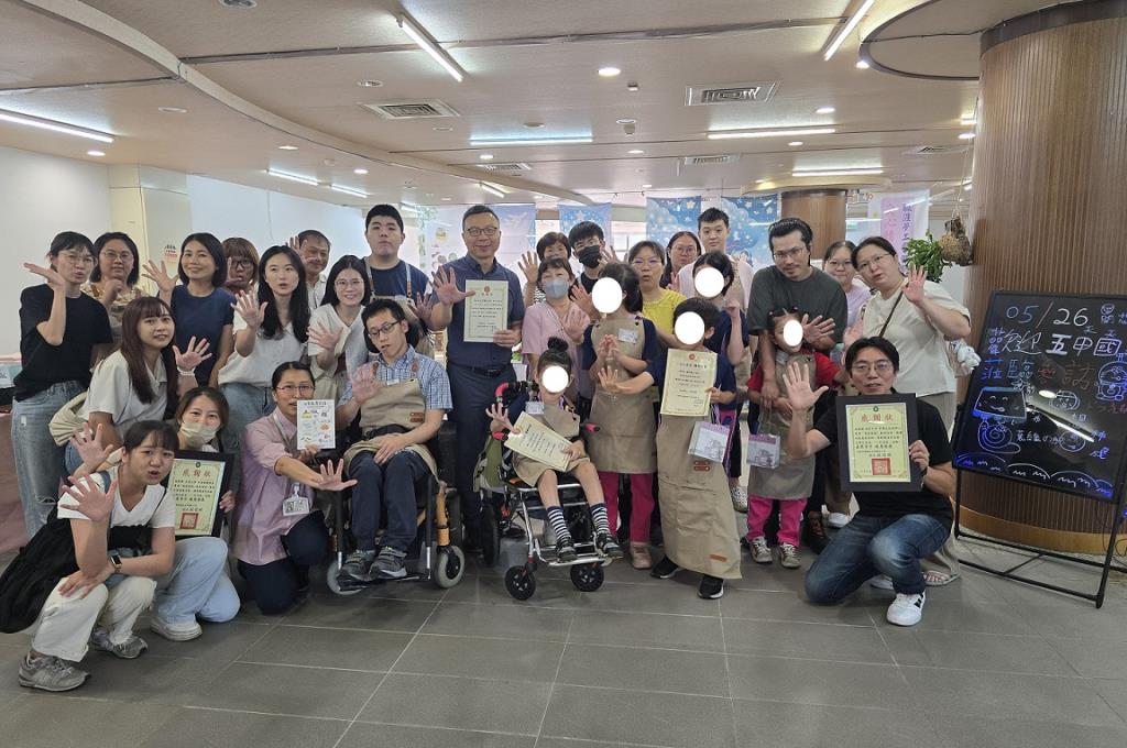 大手牽小手，校園裡的暖心轉銜課！長榮大學特教生化身店長，帶領國小身障童體驗職場