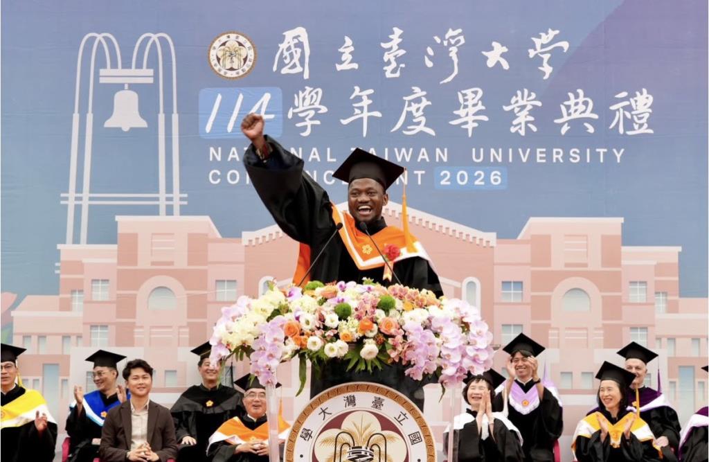 從坦尚尼亞偏鄉到臺大博士殿堂 長榮大學IPSD首屆校友內森榮獲博士學位並獲選畢業生代表致詞