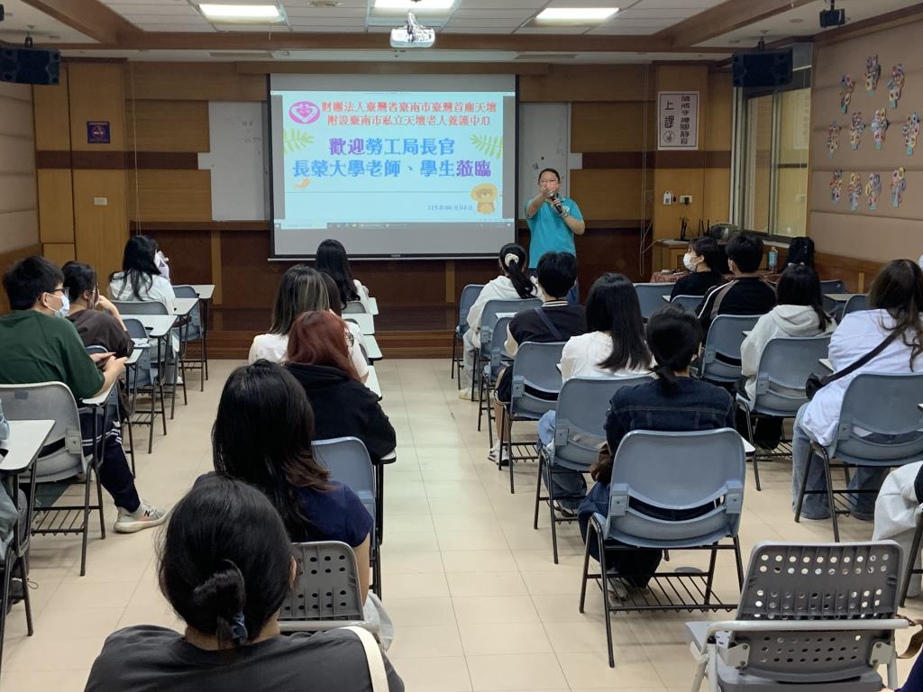 長榮大學心理系師生走入天壇養護中心，用歌聲與陪伴共構溫暖「心」體驗