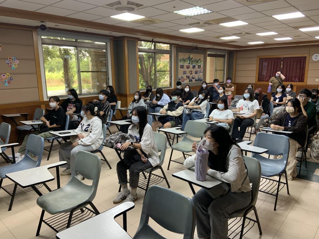 長榮大學心理系師生走入天壇養護中心，用歌聲與陪伴共構溫暖「心」體驗