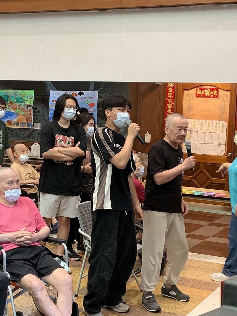 長榮大學心理系師生走入天壇養護中心，用歌聲與陪伴共構溫暖「心」體驗
