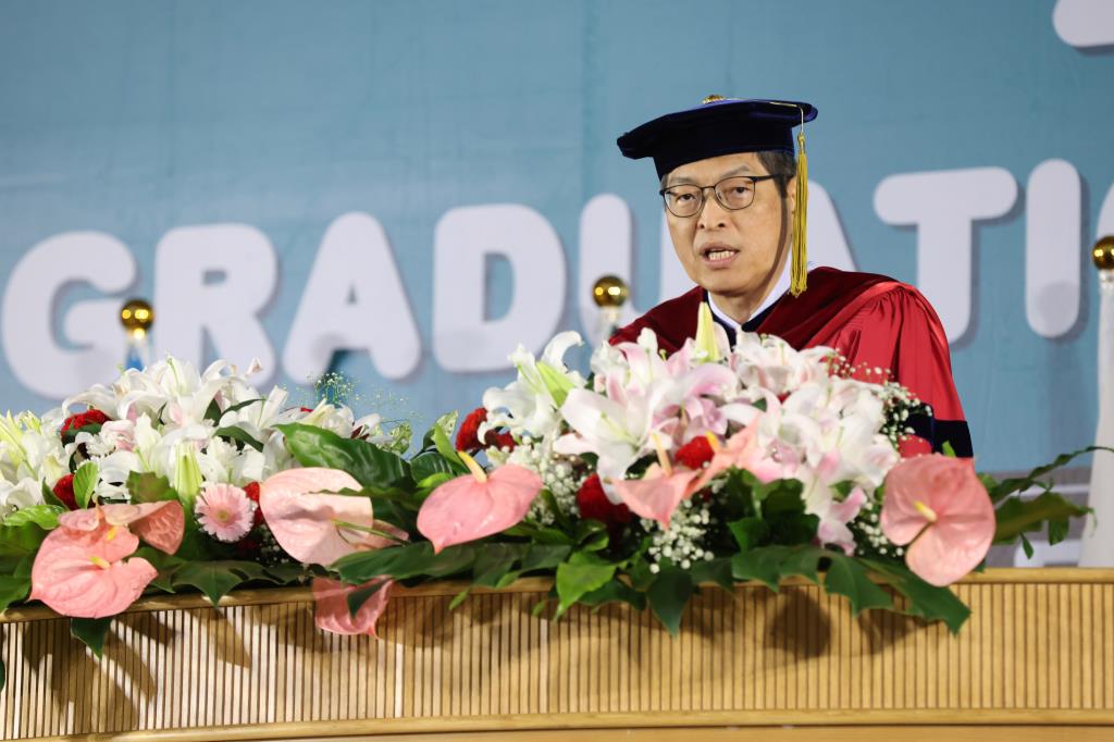 長榮大學2026畢業典禮盛大舉行　校友Nathan與畢業生程建凱以生命故事感動全場