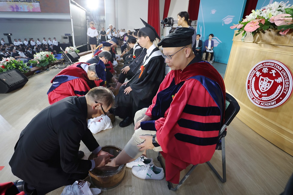 長榮大學2026畢業典禮盛大舉行　校友Nathan與畢業生程建凱以生命故事感動全場