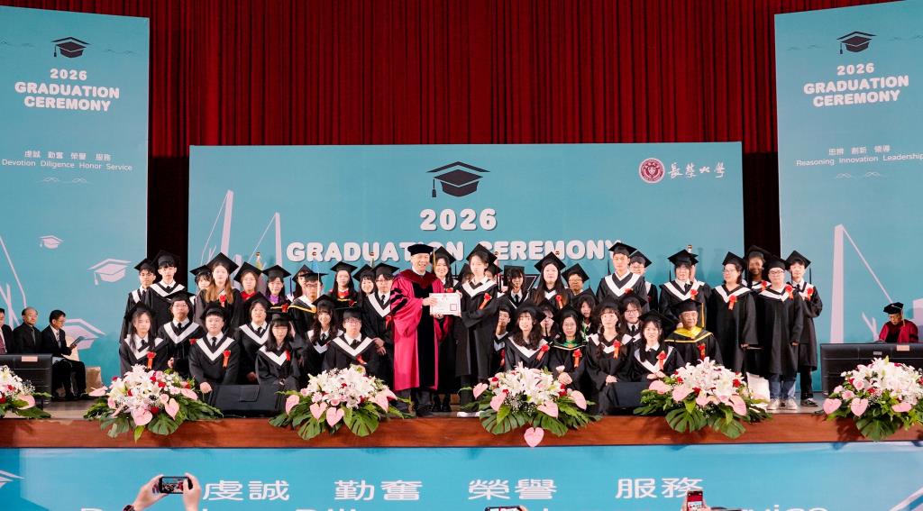 長榮大學2026畢業典禮盛大舉行　校友Nathan與畢業生程建凱以生命故事感動全場