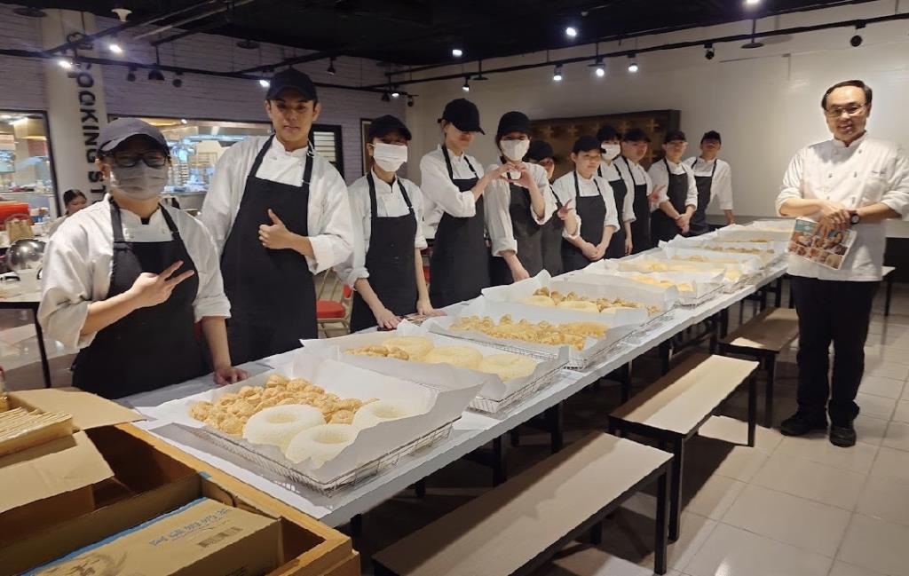 長榮大學觀餐系8位學生破系史紀錄　二下即累積取得6張餐飲專業證照