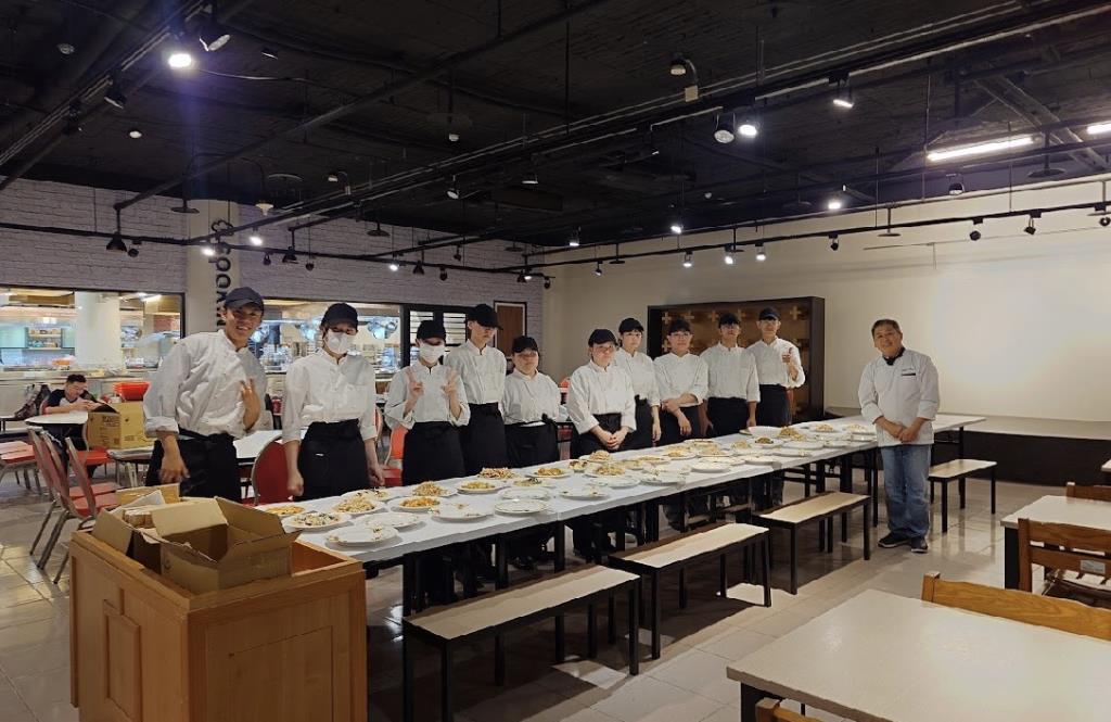 長榮大學觀餐系8位學生破系史紀錄　二下即累積取得6張餐飲專業證照