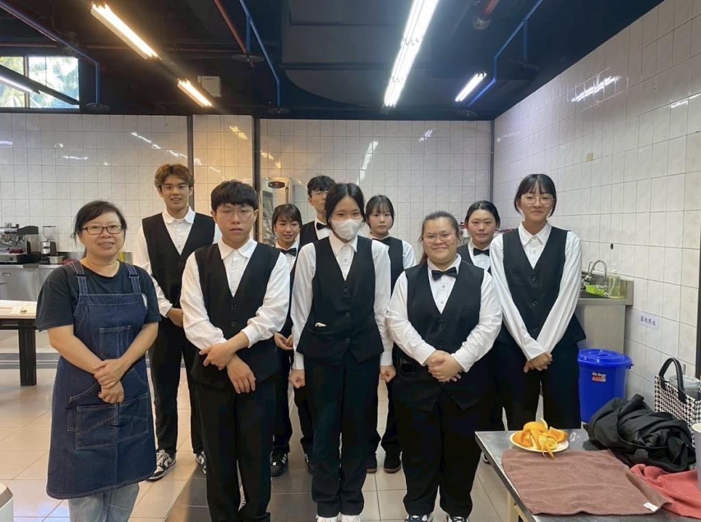 長榮大學觀餐系8位學生破系史紀錄　二下即累積取得6張餐飲專業證照