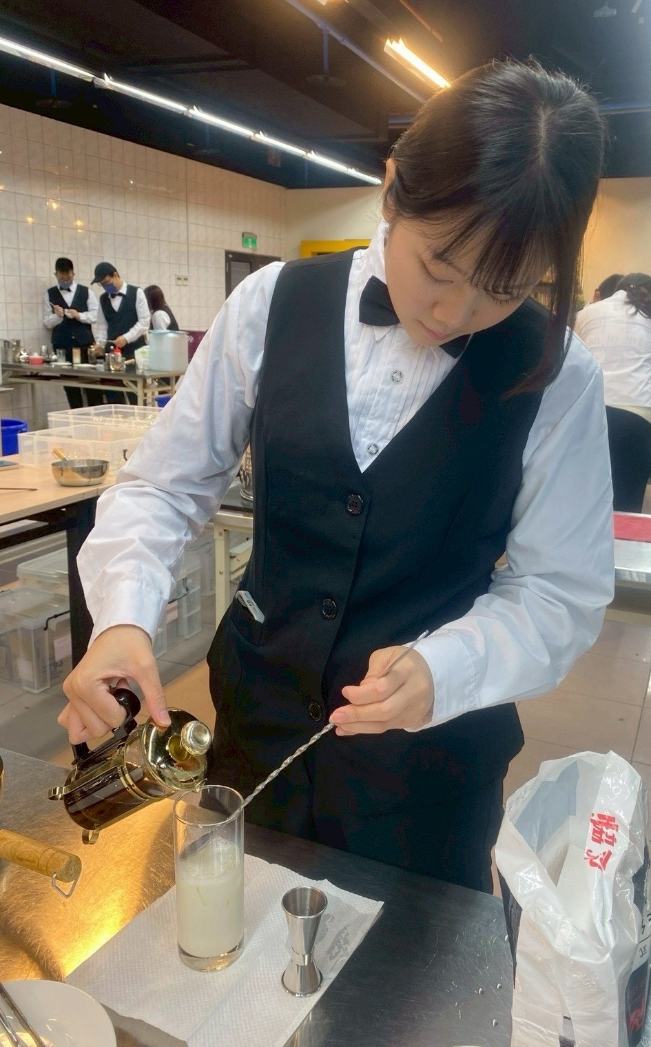 長榮大學觀餐系8位學生破系史紀錄　二下即累積取得6張餐飲專業證照