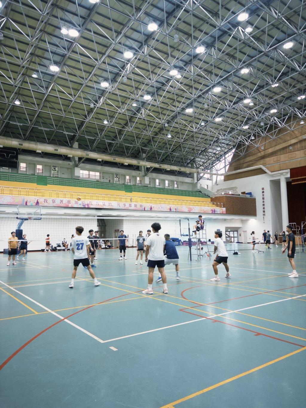 校友不畏風雨熱情返校、攜手在球場重溫青春、延續長大體育情誼