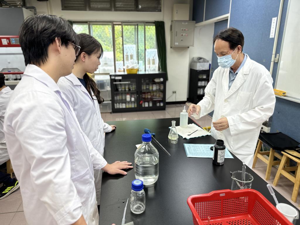 長榮大學食安學程再傳捷報 兩位大四畢業生考取食品檢驗分析技術士乙級證照