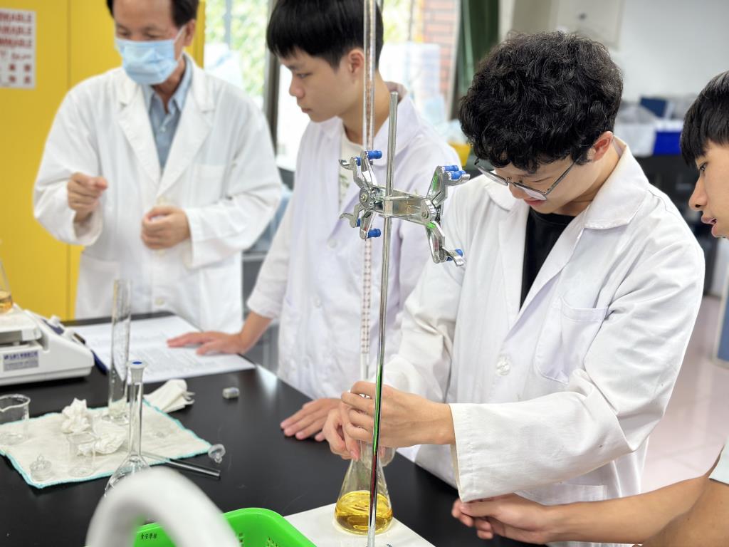長榮大學食安學程再傳捷報 兩位大四畢業生考取食品檢驗分析技術士乙級證照